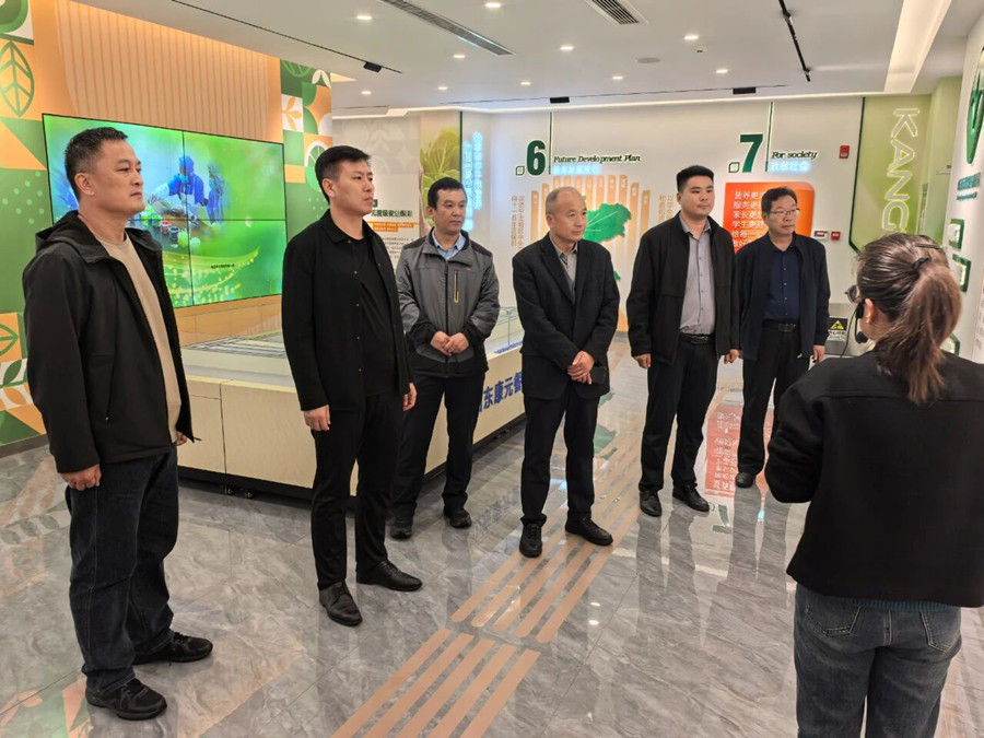 喻屯一中、二中观摩团深入康元公司生产一线