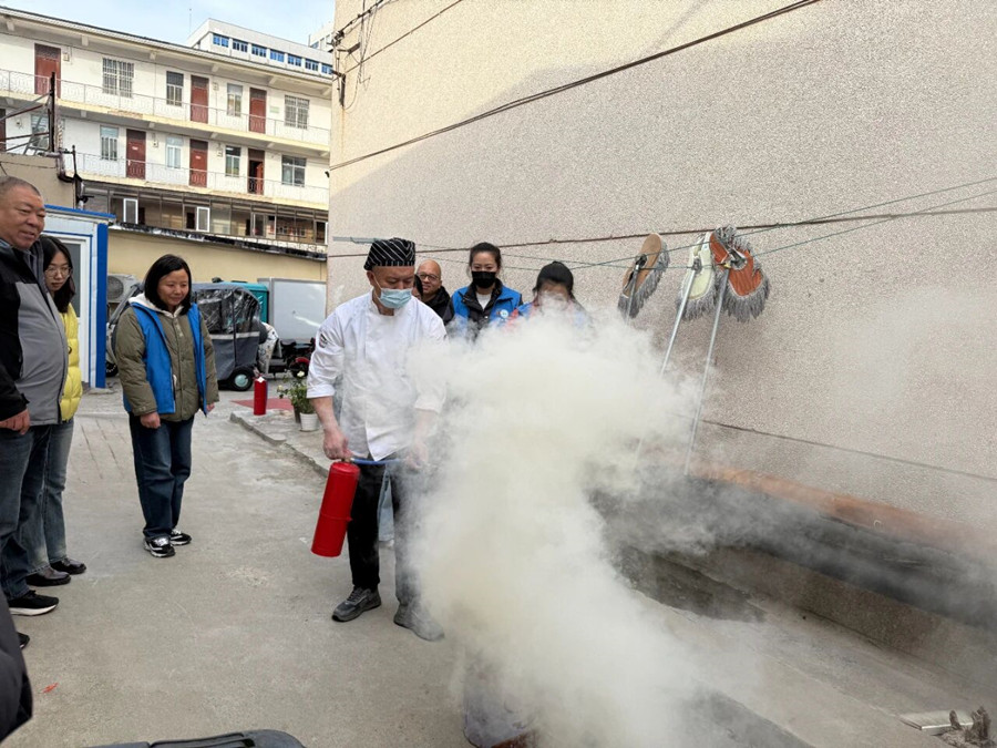 惠丰社区食堂联合古槐街道东门社区开展消防演练