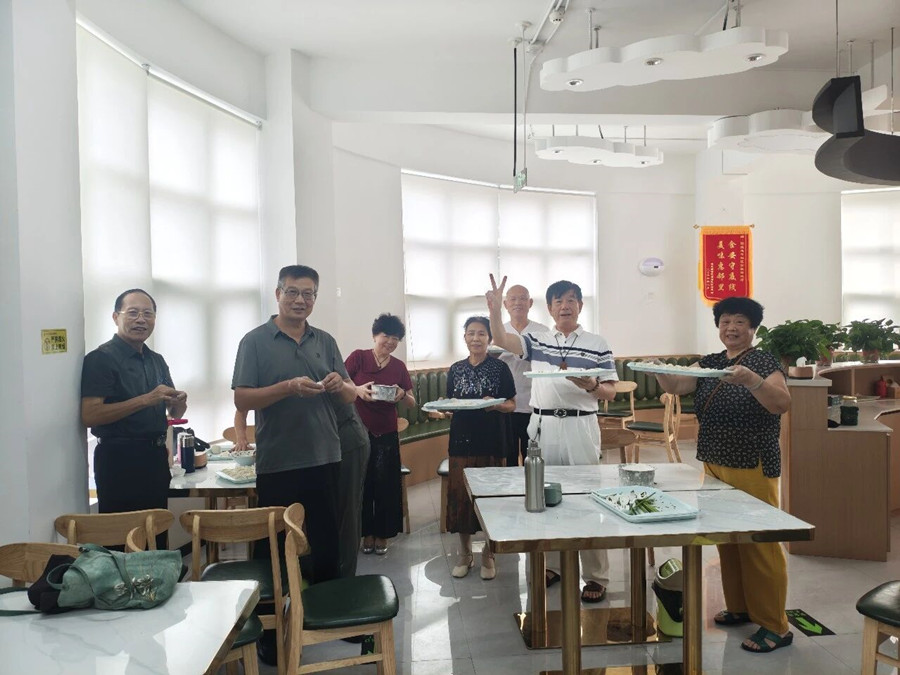 暖心包饺子 邻里聚温情 惠丰社区食堂开展趣味便民主题活动